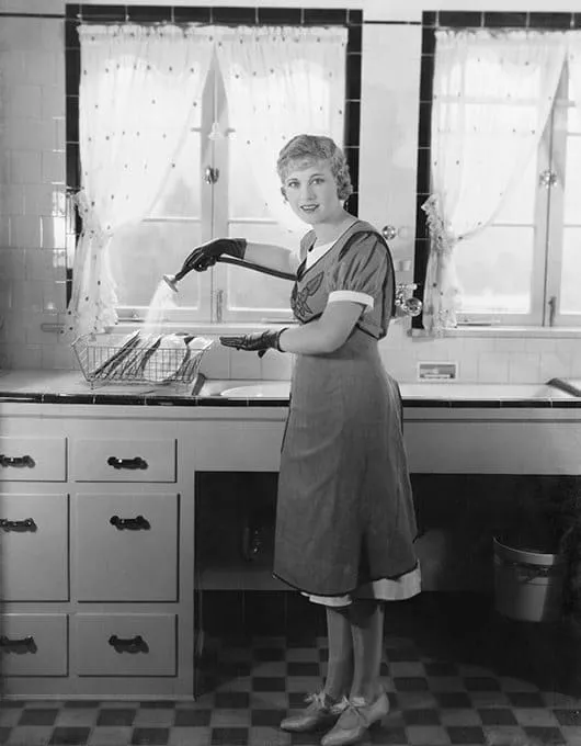 woman-washing-dishes
